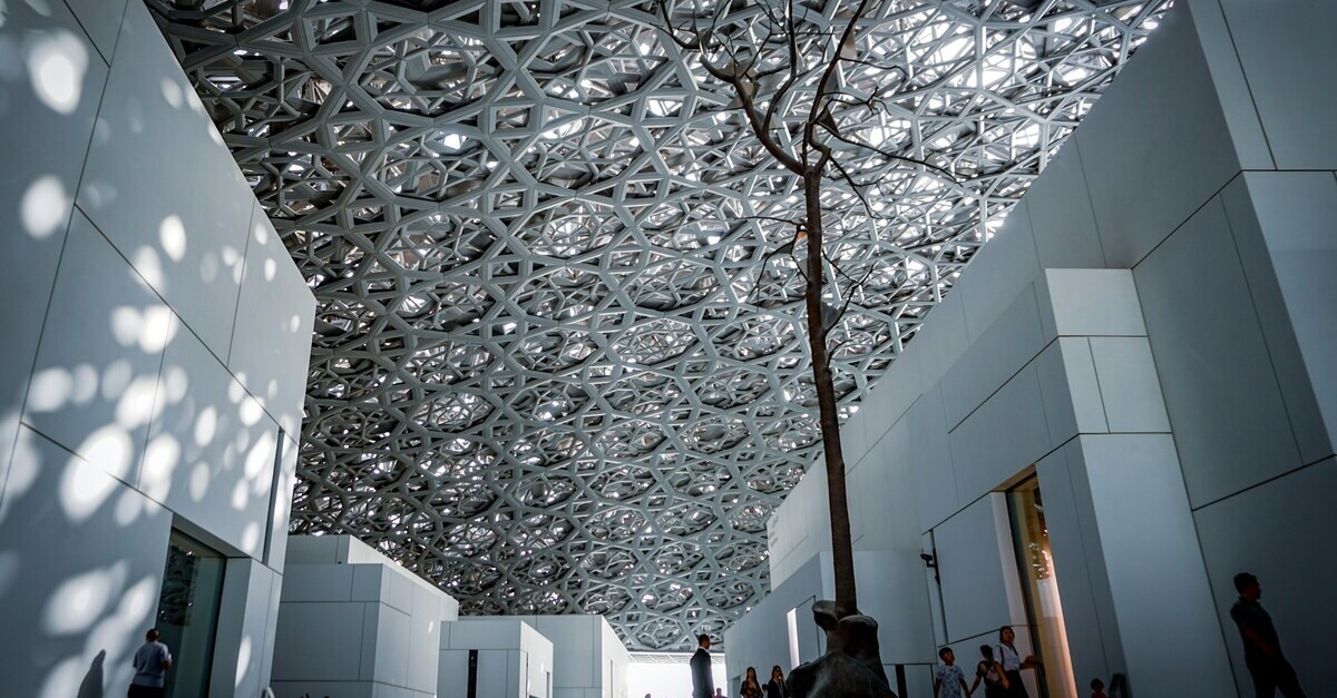 La cupola argentata del Louvre ad Abu Dhabi La cupola argentata del Louvre ad Abu Dhabi