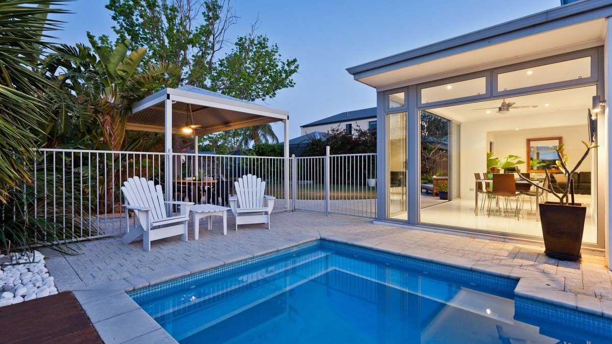 arredamento piscina di lusso