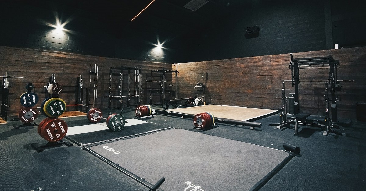 La sala pesi di una palestra con pavimento antitrauma