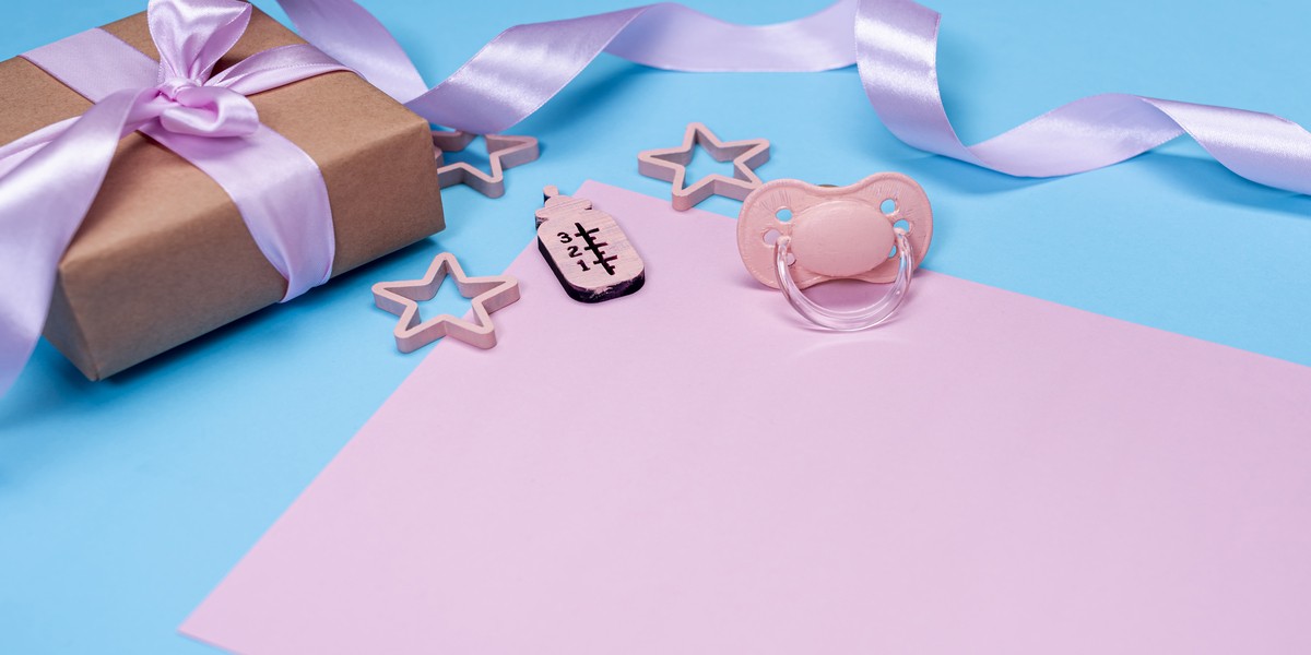 Angolo di piccoli accessori nuovi nati della coppia 