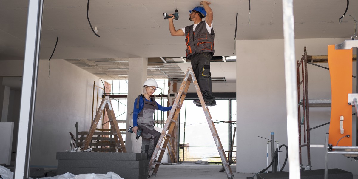 Lavori edilizi su una scala 