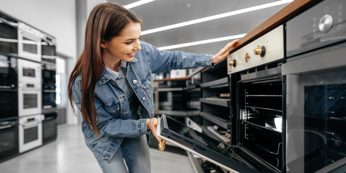 Bonus elettrodomestici 2025 donna alla ricerca di nuovo forno elettrico elettrodomestici