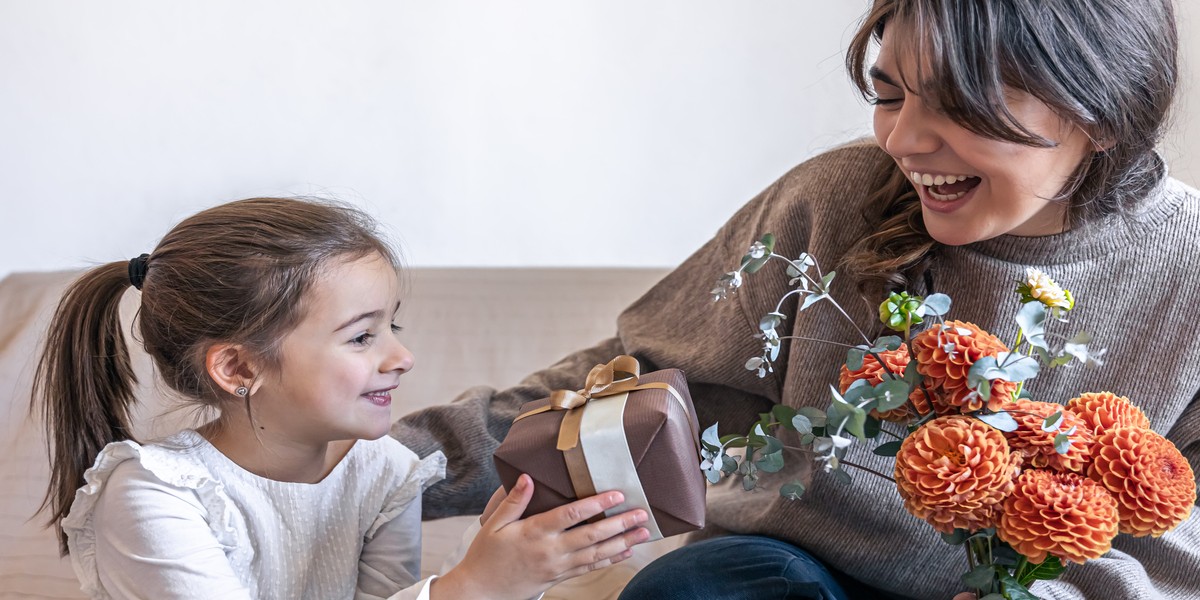 Bambina regala a sua madre un mazzo di fiori 
