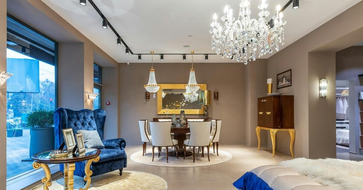 camera con lampadario di cristallo