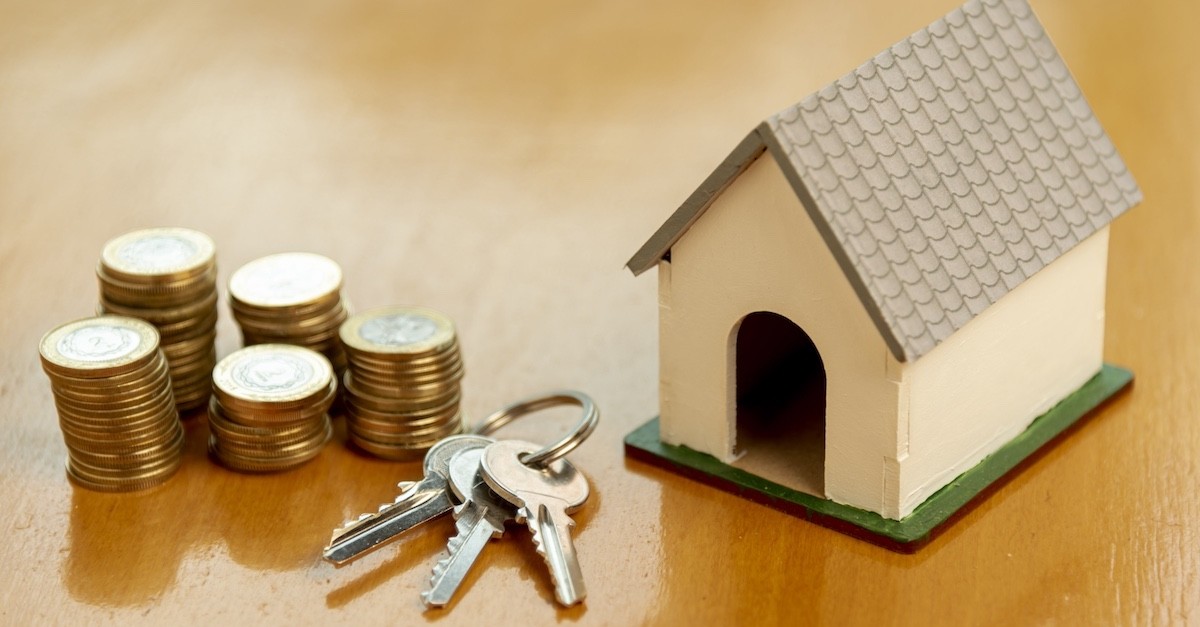 Casetta con monete euro e chiavi