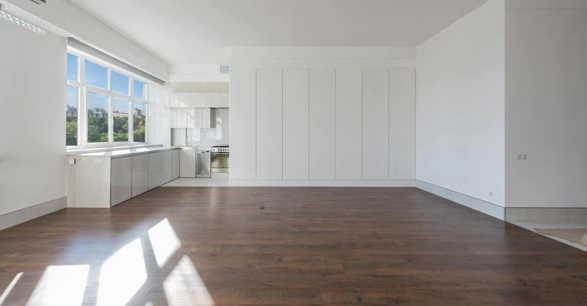 casa con pavimento in legno iroko