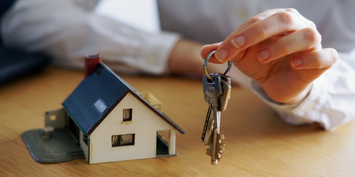 Bonus affitto 2025 Persona che pensa di acquistare o vendere una casa