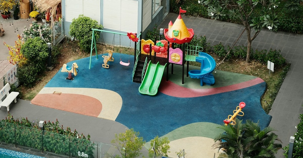 Un parco giochi con pavimento antitrauma