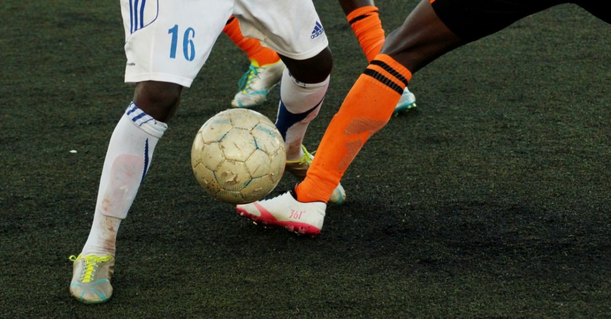 due calciatori in campo