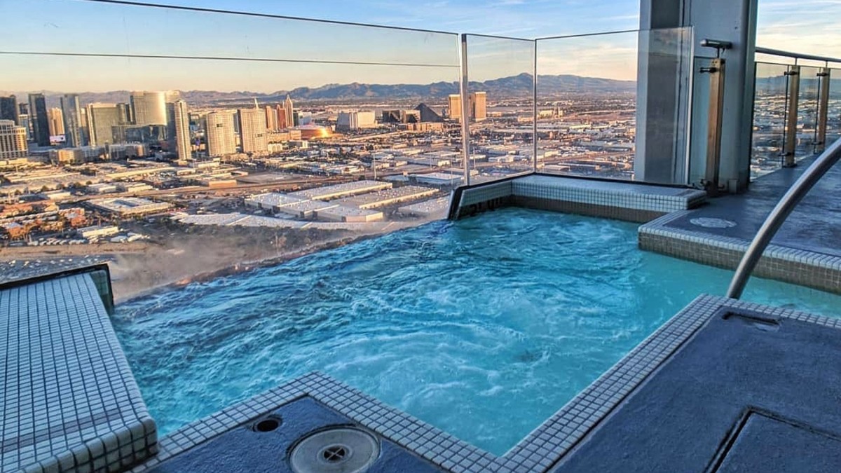 arredamento piscina di lusso