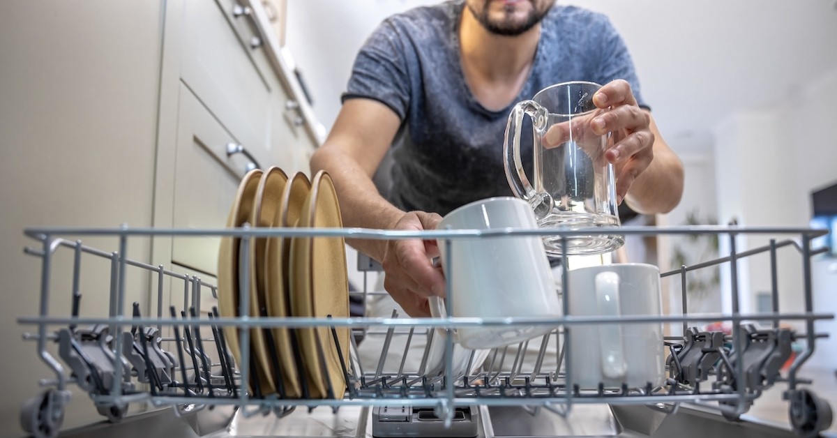 Chi deve aggiustare la lavastoviglie rotta Caricare la lavastoviglie