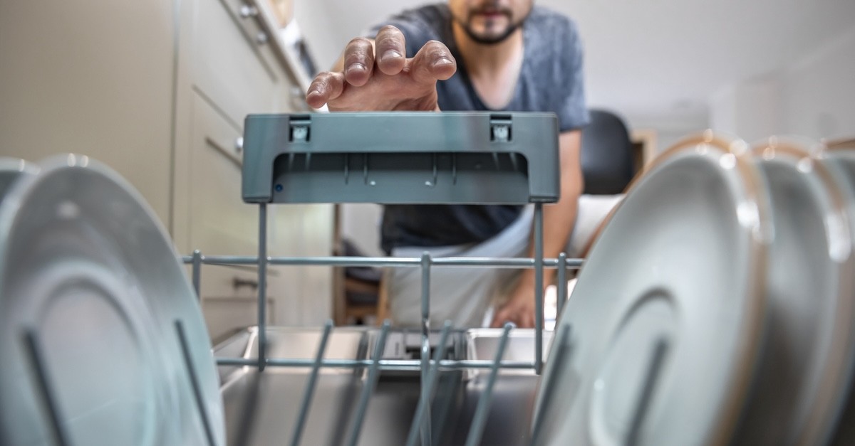 lavastoviglie aperta da pulire