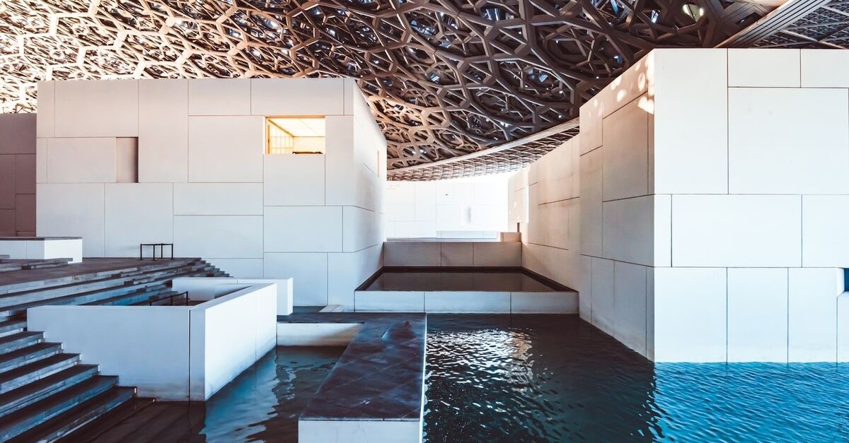 interno del louvre di abu dhabi interno del louvre di abu dhabi