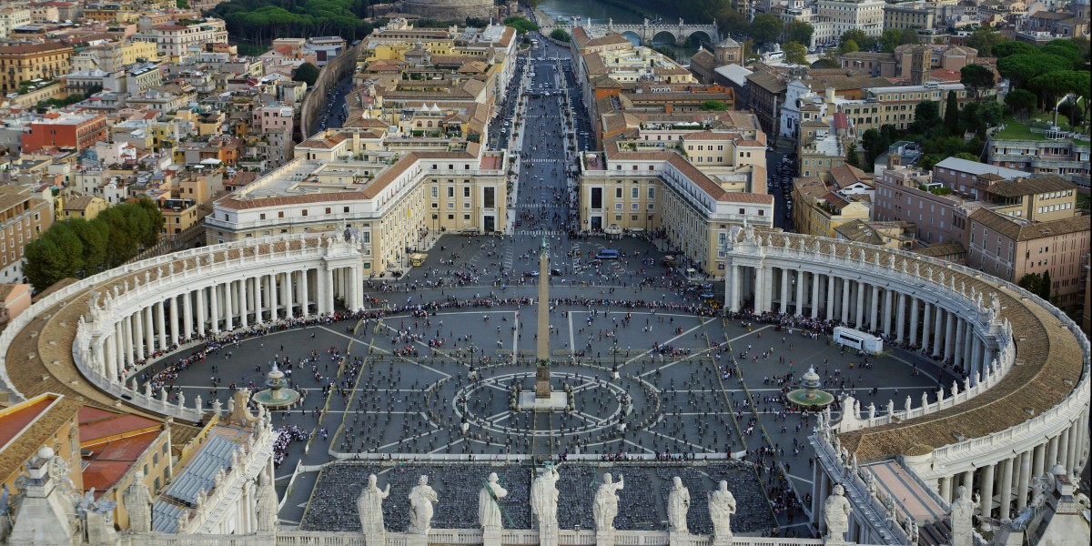 quante colonne ci sono in Piazza San Pietro