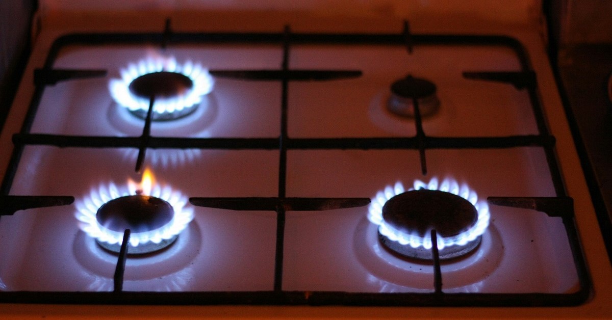 Una cucina a gas con quattro fornelli