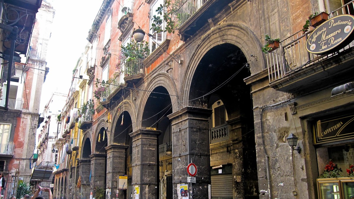 perchè via dei tribunali si chiama cosi