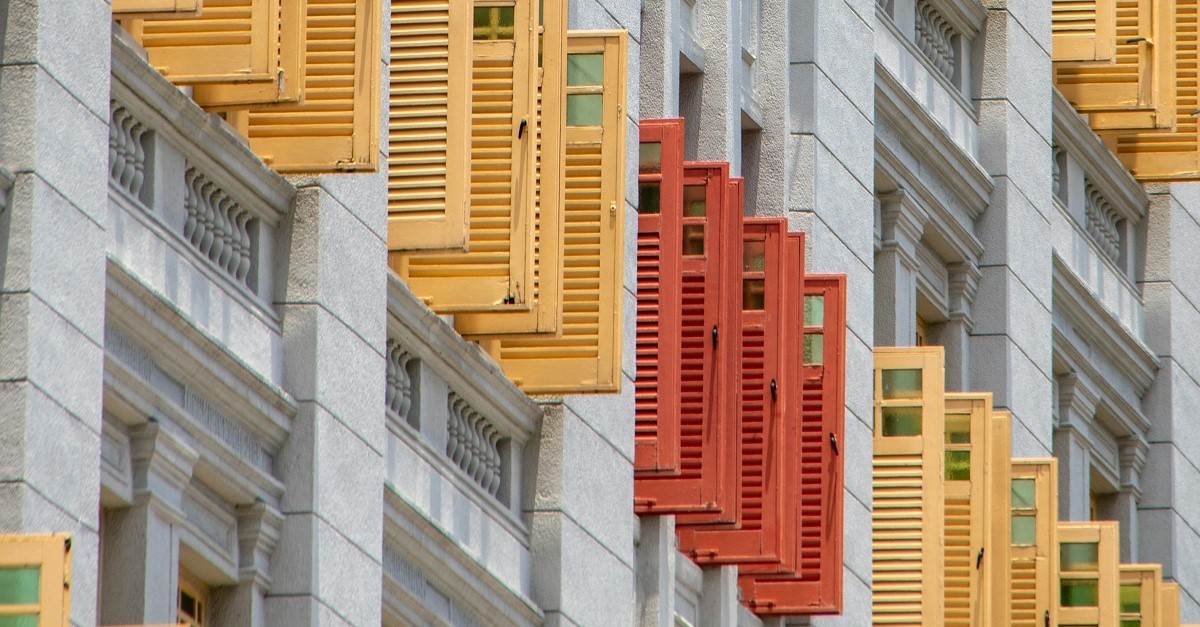 Edificio con persiane di diversi colori
