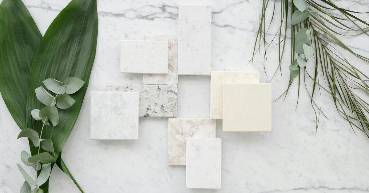 parete di marmo con piante