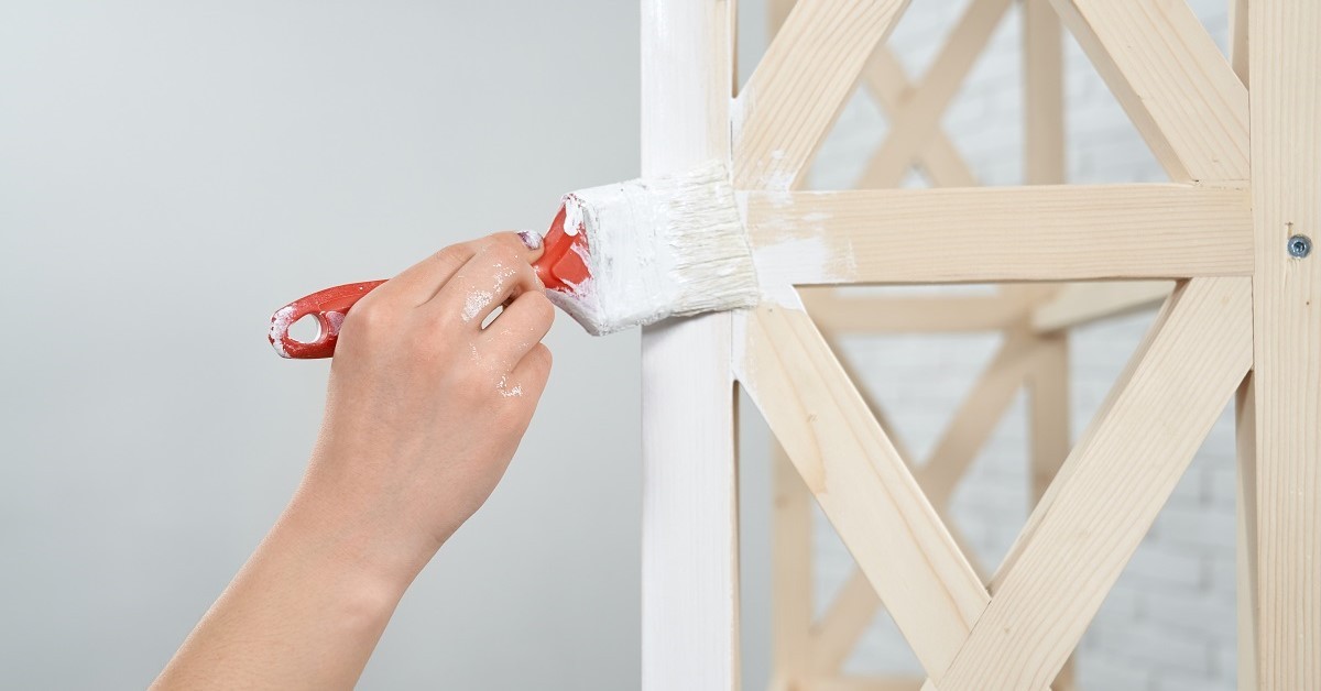 Verniciatura di una struttura in legno Verniciatura di una struttura in legno