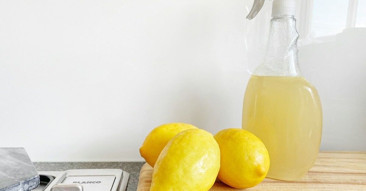 pulizia casa con limone