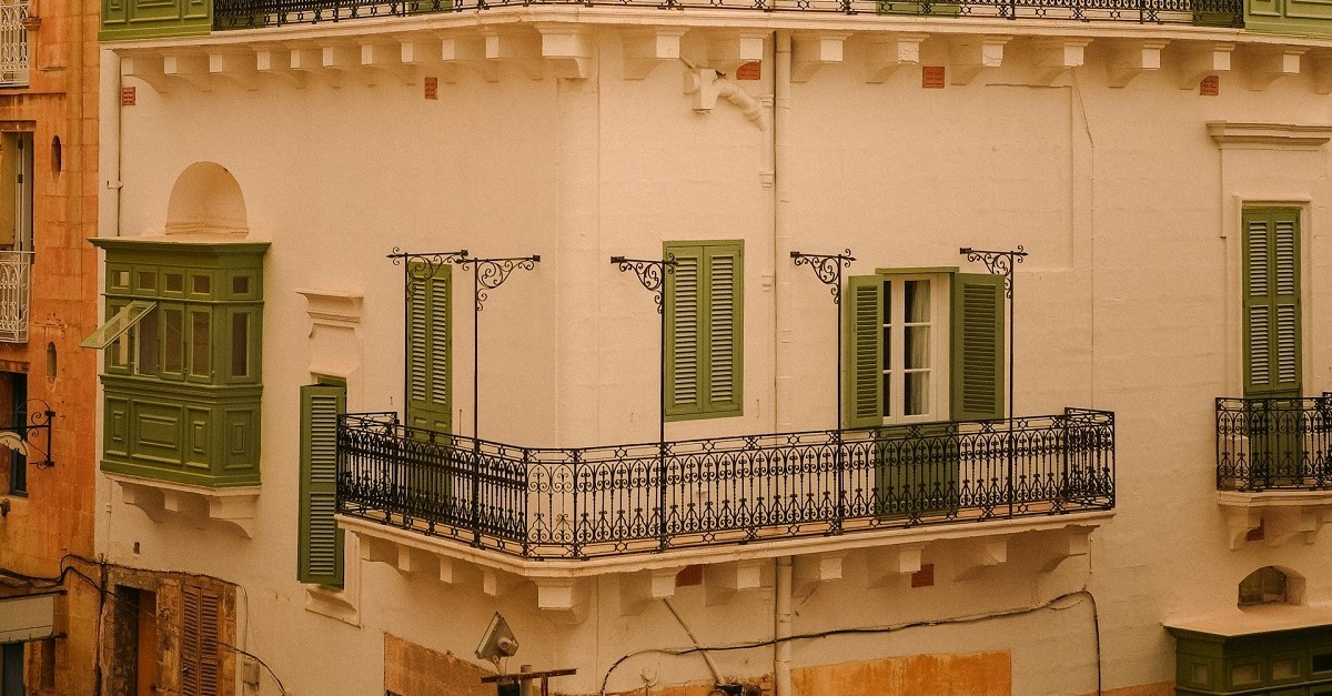 Palazzo rustico con persiane verdi