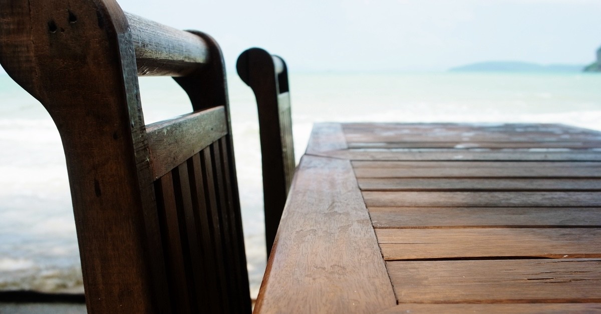 tavolo e sedia in legno all'esterno