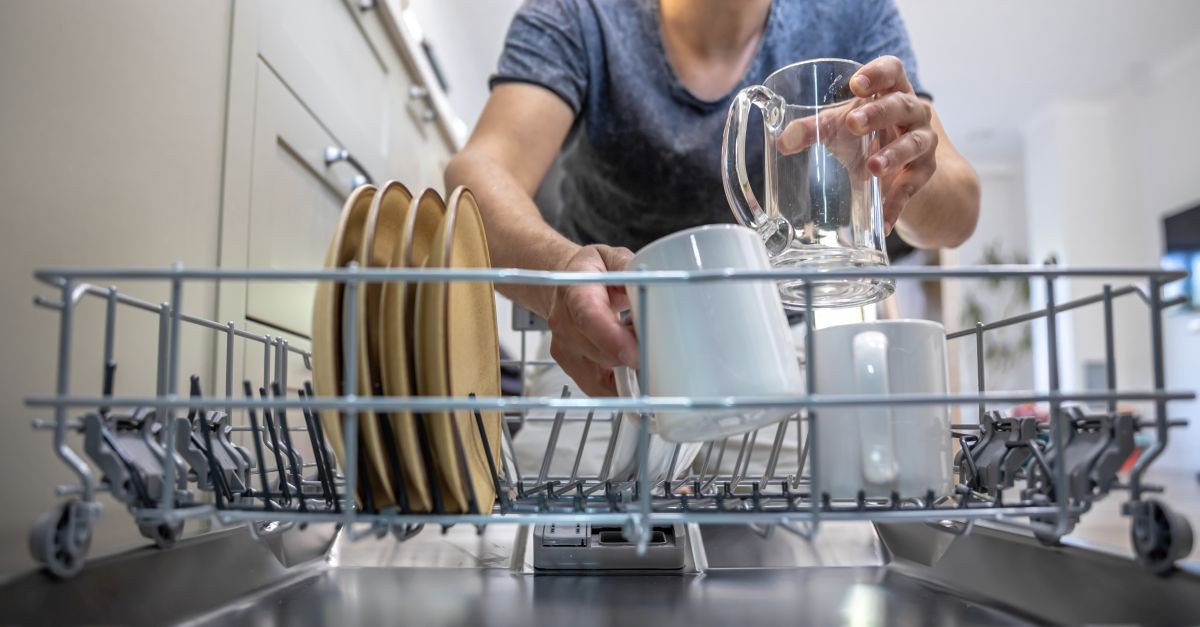 uomo carica la lavastoviglie