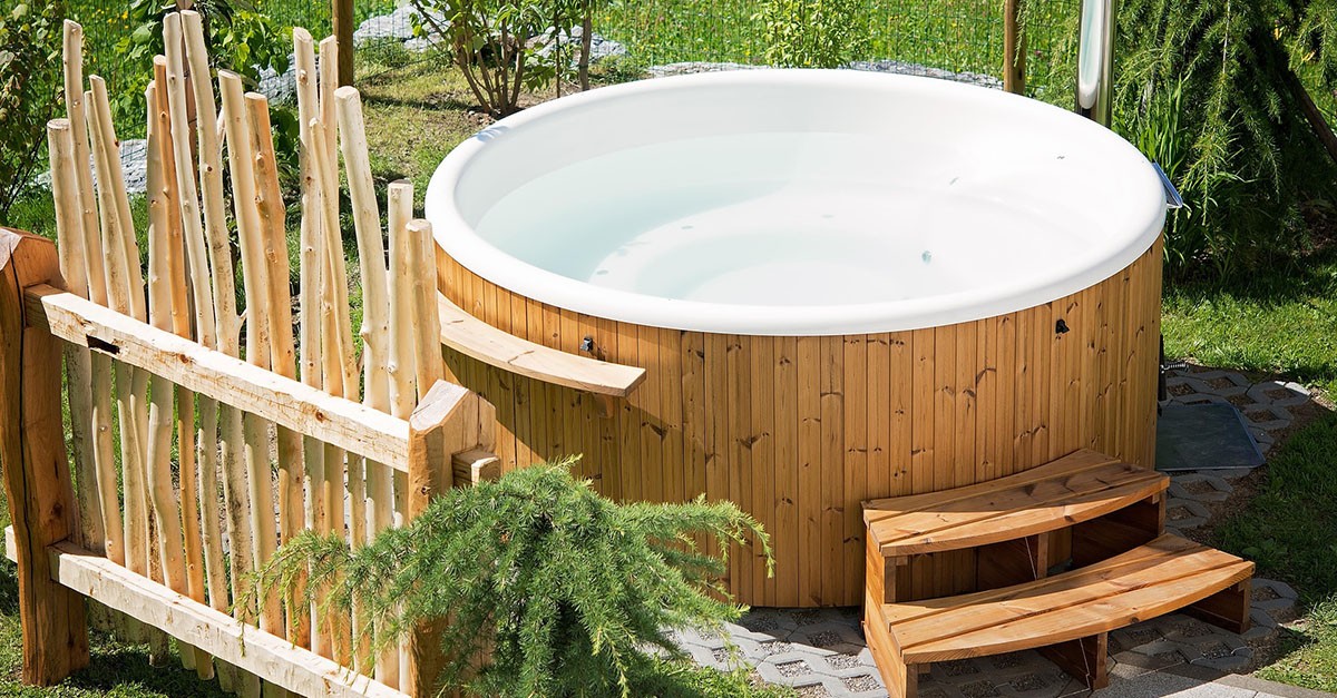 Vasca idromassaggio in giardino