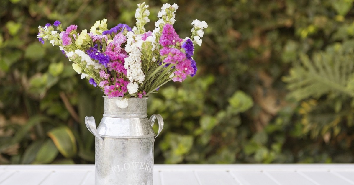vaso di metallo shabby in giardino
