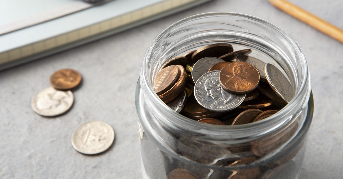 vecchie monete in un barattolo