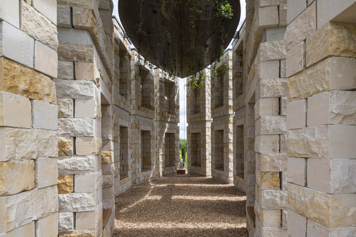 Está concebida como una escultura formada por doce pilares de piedra arenisca dispuestos en forma de mandorla.