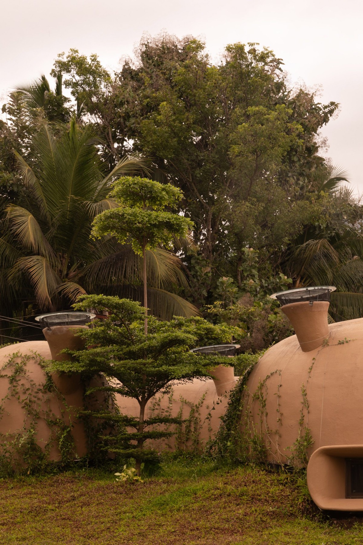 Su forma exterior se elabora mediante armazón estructural de ferrocemento enlucido con un tipo de cal conocido como thappi.