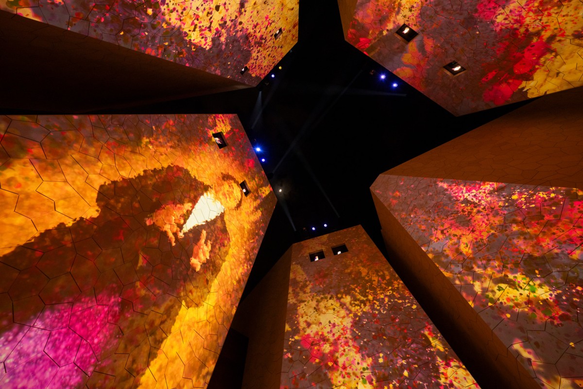 El patio central es el corazón del pabellón. Está rodeado de muros de 17 metros de altura, convirtiéndolo por la noche en una pantalla monumental para proyecciones artísticas.