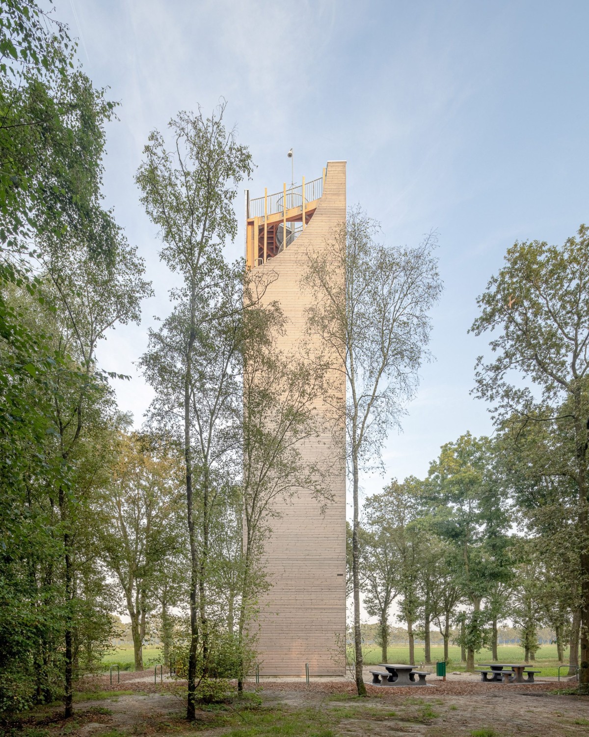 La estructura está hecha de columnas de abeto Douglas laminado y revestida de pino.