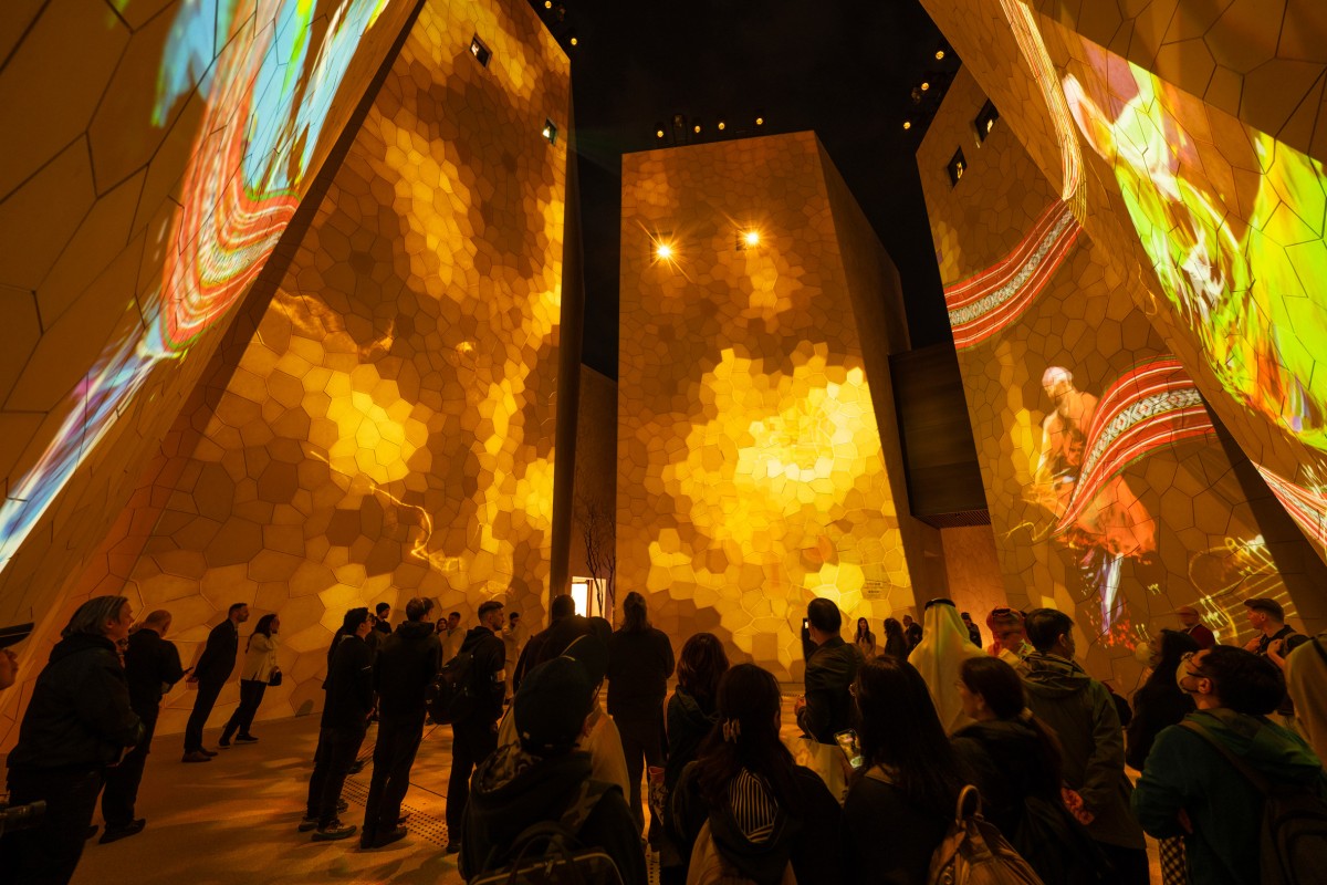 Los medios inmersivos y la arquitectura se desarrollaron conjuntamente, lo que permitió una experiencia profundamente cohesionada y emocionalmente resonante”.