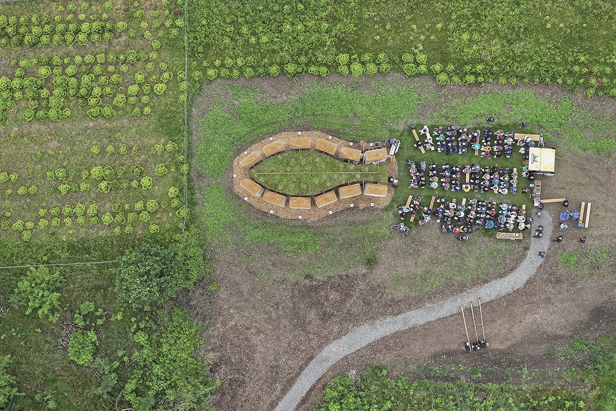 En esta vista cenital se puede observar la cubierta, realizada en acero con forma de mandorla, que fue forjada por artesanos locales.