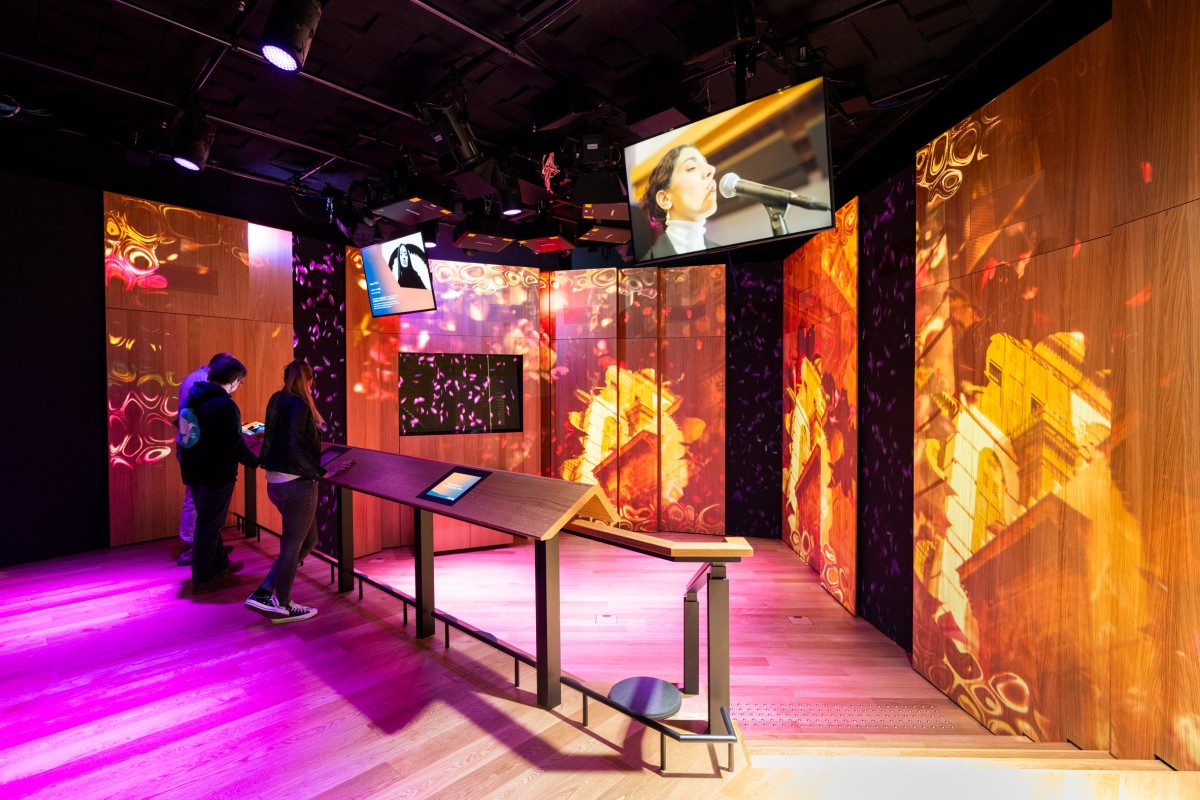 Los visitantes son guiados constantemente por atmósferas sonoras cambiantes a medida que se desplazan por las diferentes zonas.