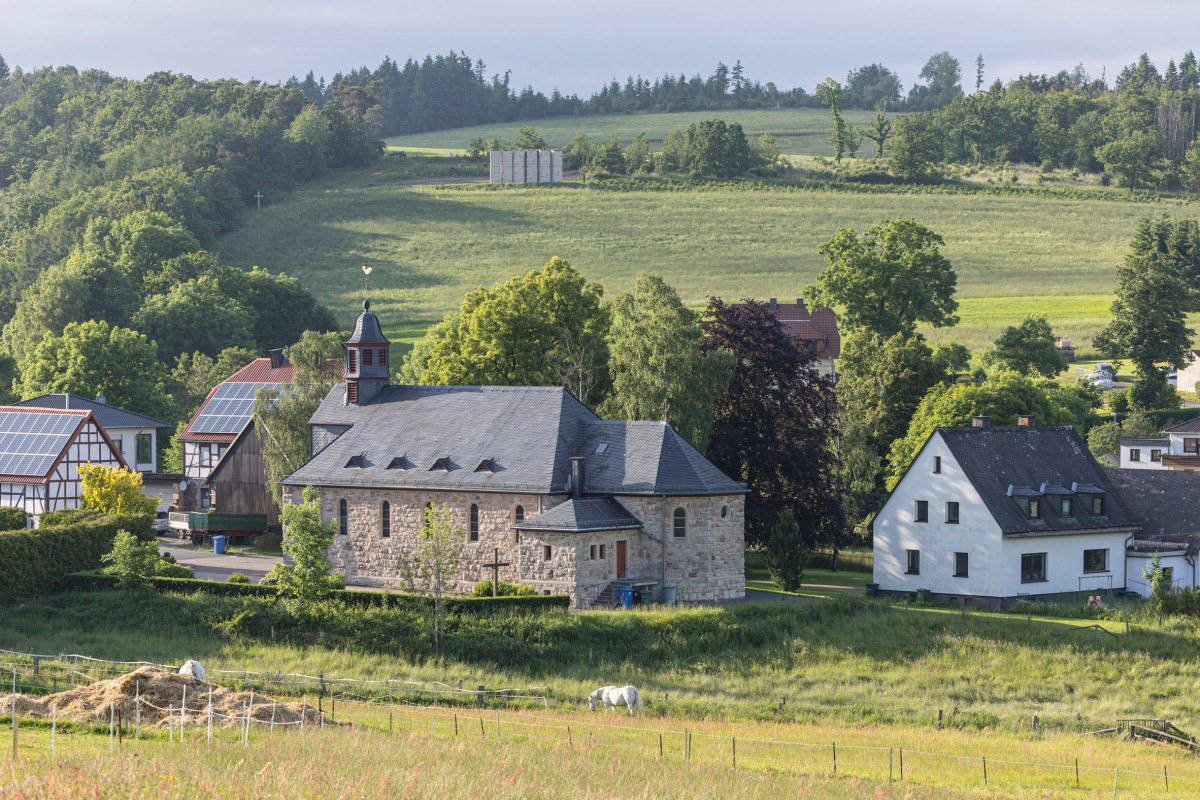 La capilla se levantó con el objetivo de crear lugares de encuentro en zonas rurales a través de un diseño colaborativo y el uso de materiales locales.