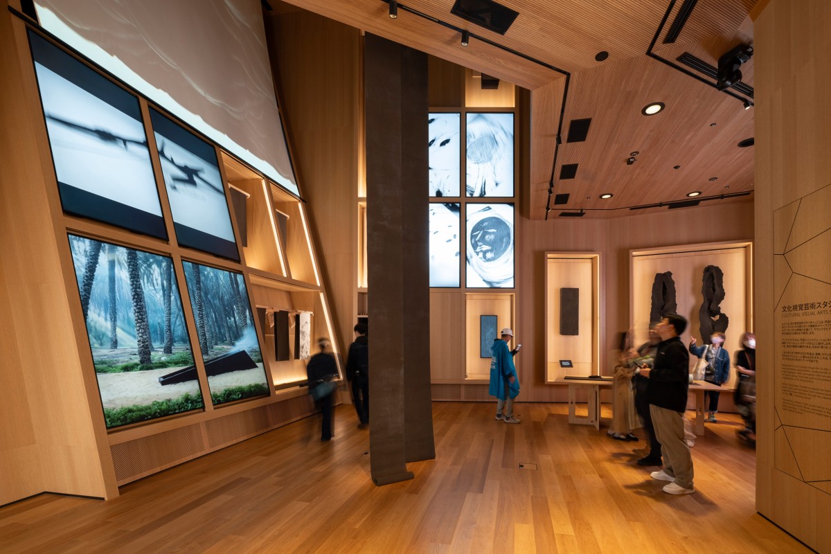 Las exposiciones incluyen desde objetos físicos hasta instalaciones inmersivas, proyecciones audiovisuales y espectáculos en directo.