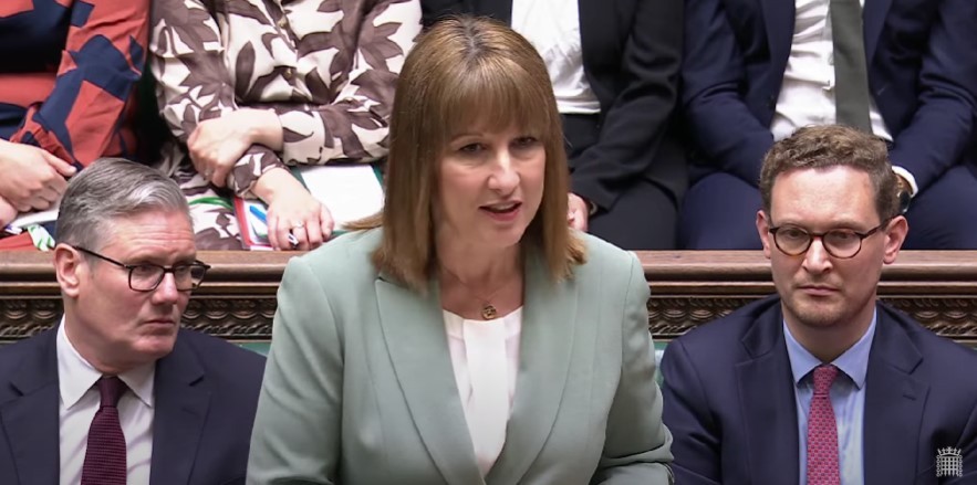 El primer ministro de Reino Unido, Keir Starmer, la ministra de Hacienda, Rachel Reeves, y el secretario jefe del Tesoro, Darren Jones