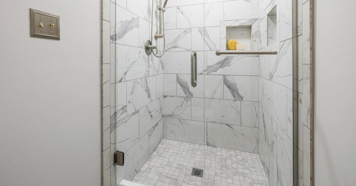 Un bagno cieco, senza finestre che favorisce l'ingiallimento