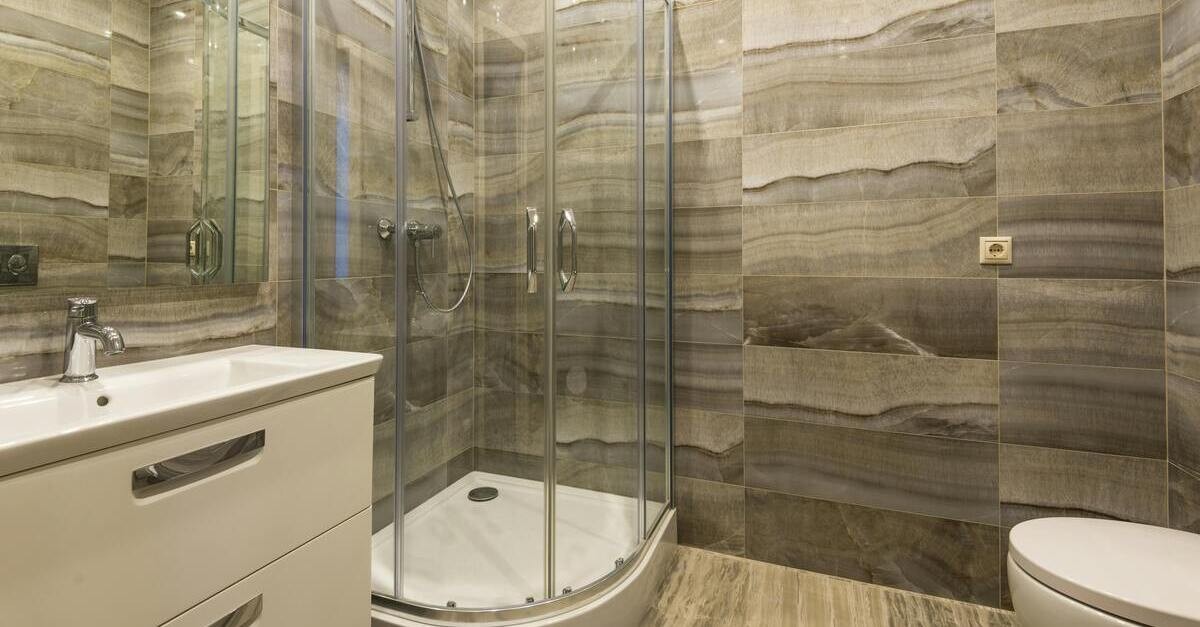 Bagno con cabina doccia rialzata con piatto in resina