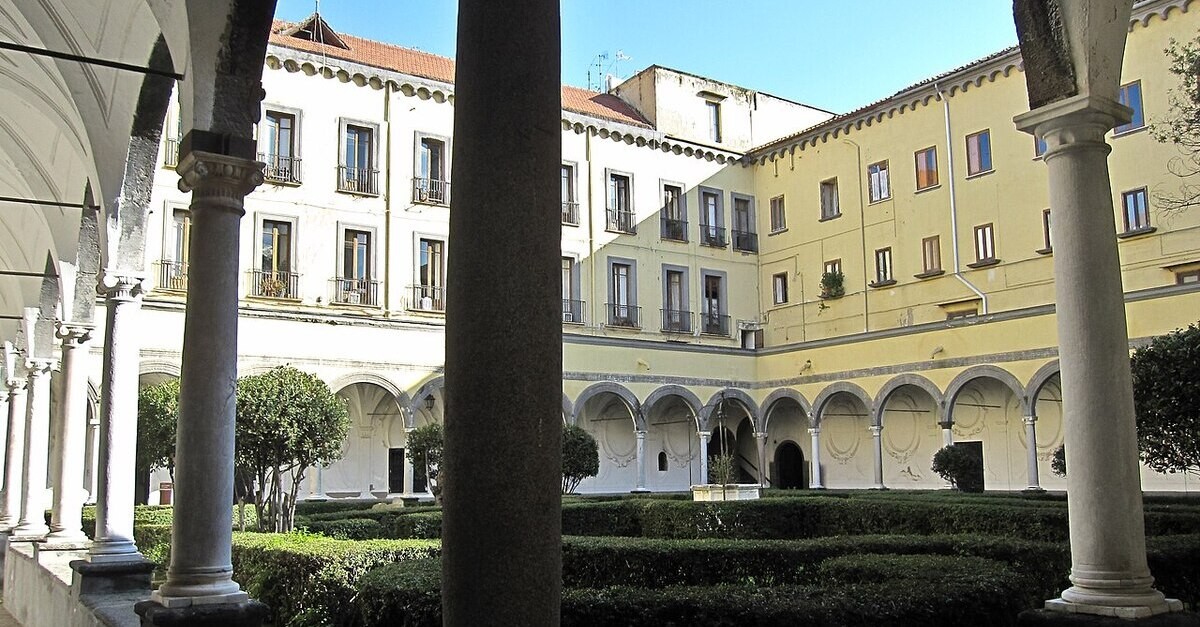Il chiostro grande de La Nova a Napoli Il chiostro grande de La Nova a Napoli