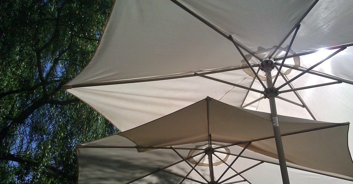Due ombrelloni aperti ad adciugare al sole Due ombrelloni aperti ad adciugare al sole