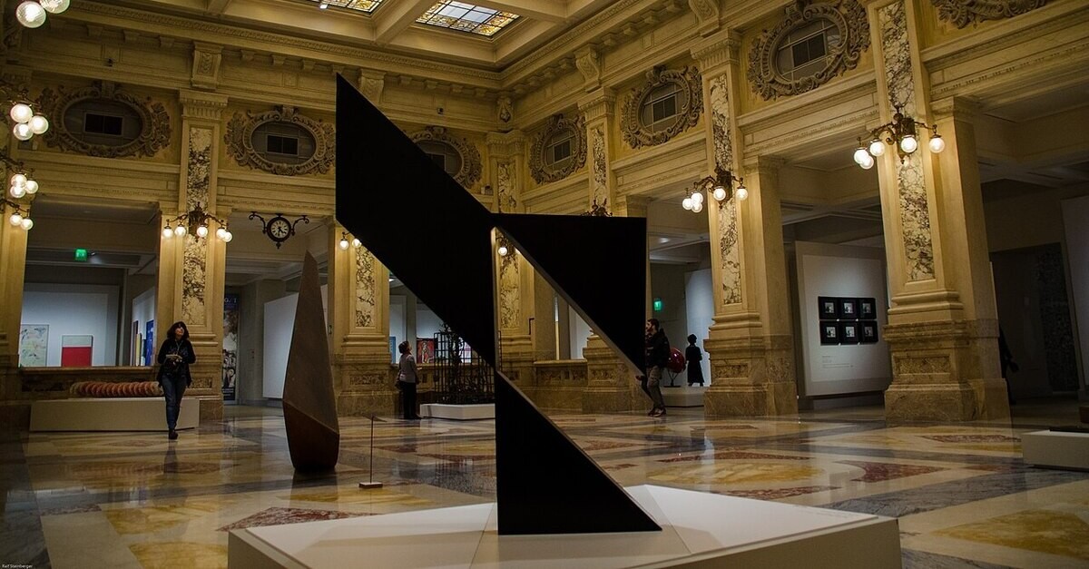 Una delle sale de Le Gallerie d'Italia a Milano con una installazione moderna Una delle sale de Le Gallerie d'Italia a Milano con una installazione moderna