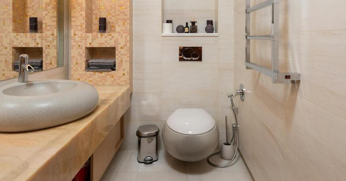 Un wc modello sospeso molto di moda nei bagni moderni