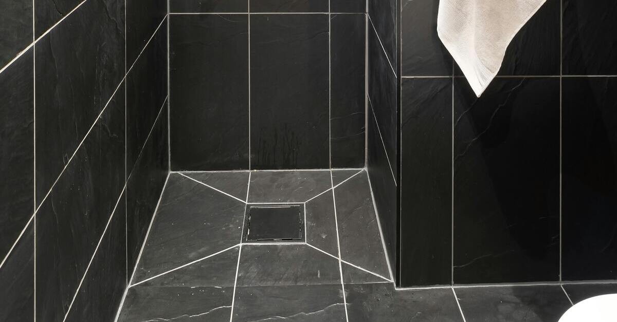 Piatto doccia nero, elegante ma facilmente attaccabile dal calcare. 