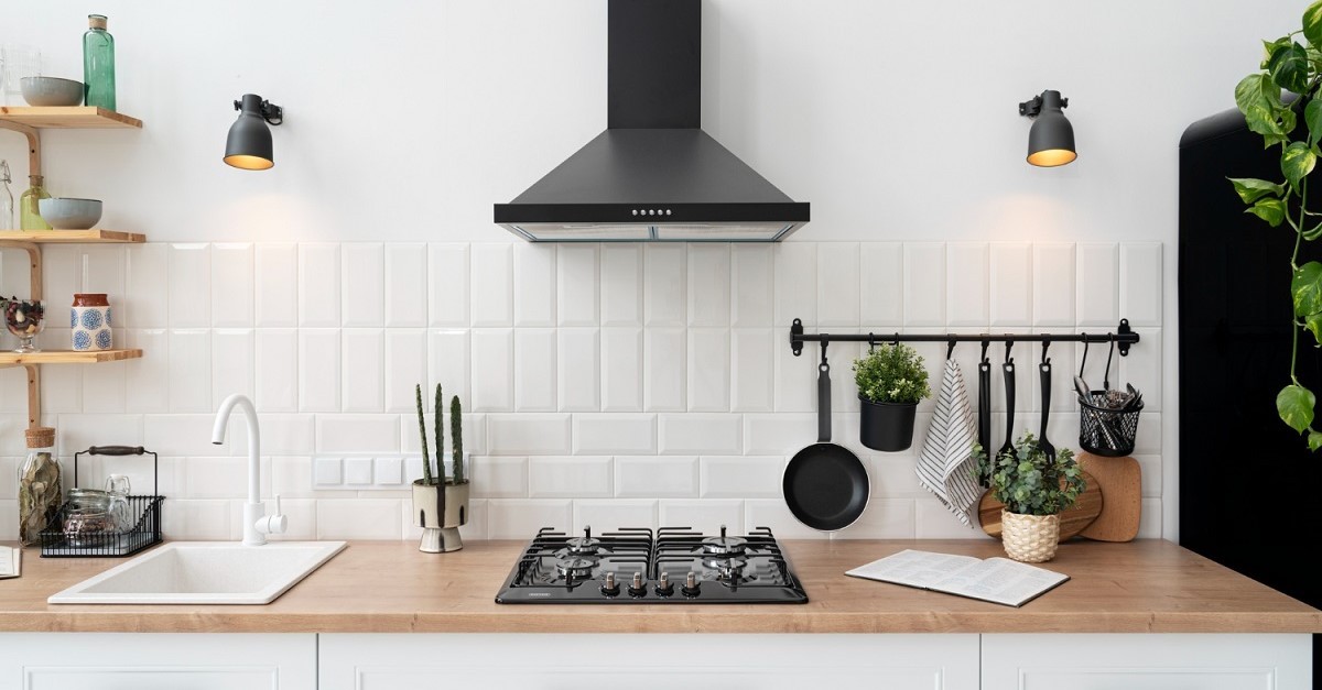 Una cucina con cappa aspirante
