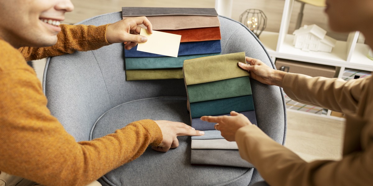 Scelta di colori e tessuti di mobili e arredamento