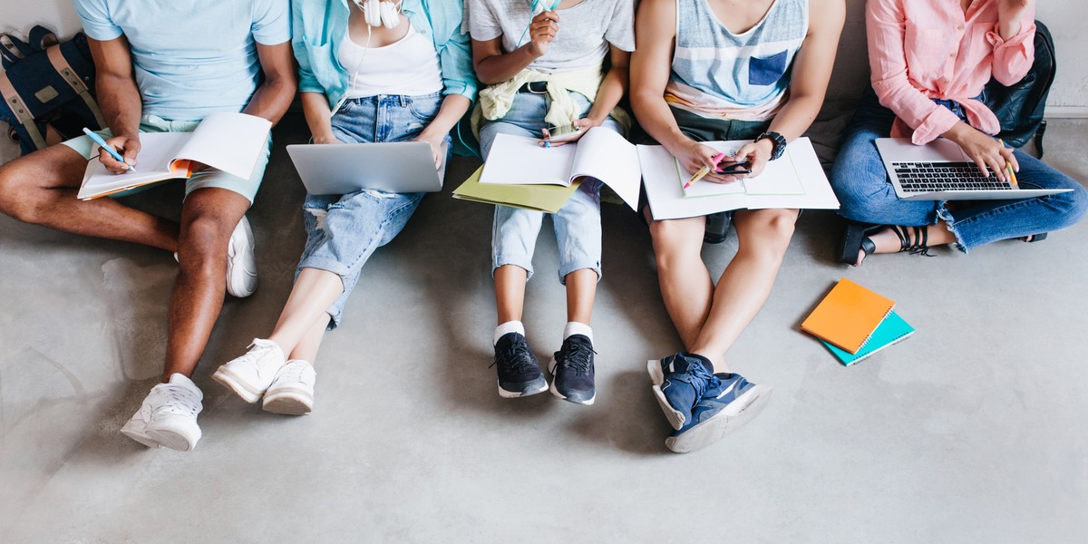 Giovani mentre studiano